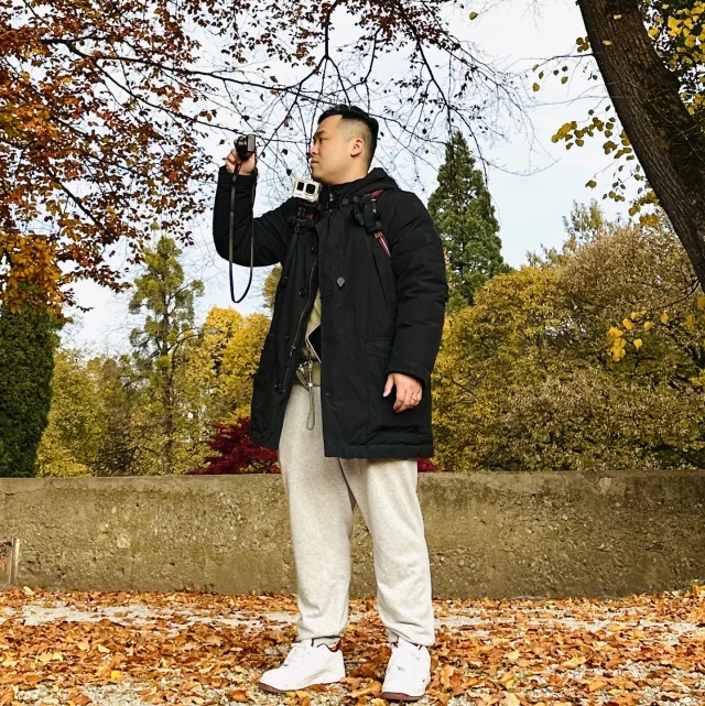 郭家維在秋日風景中